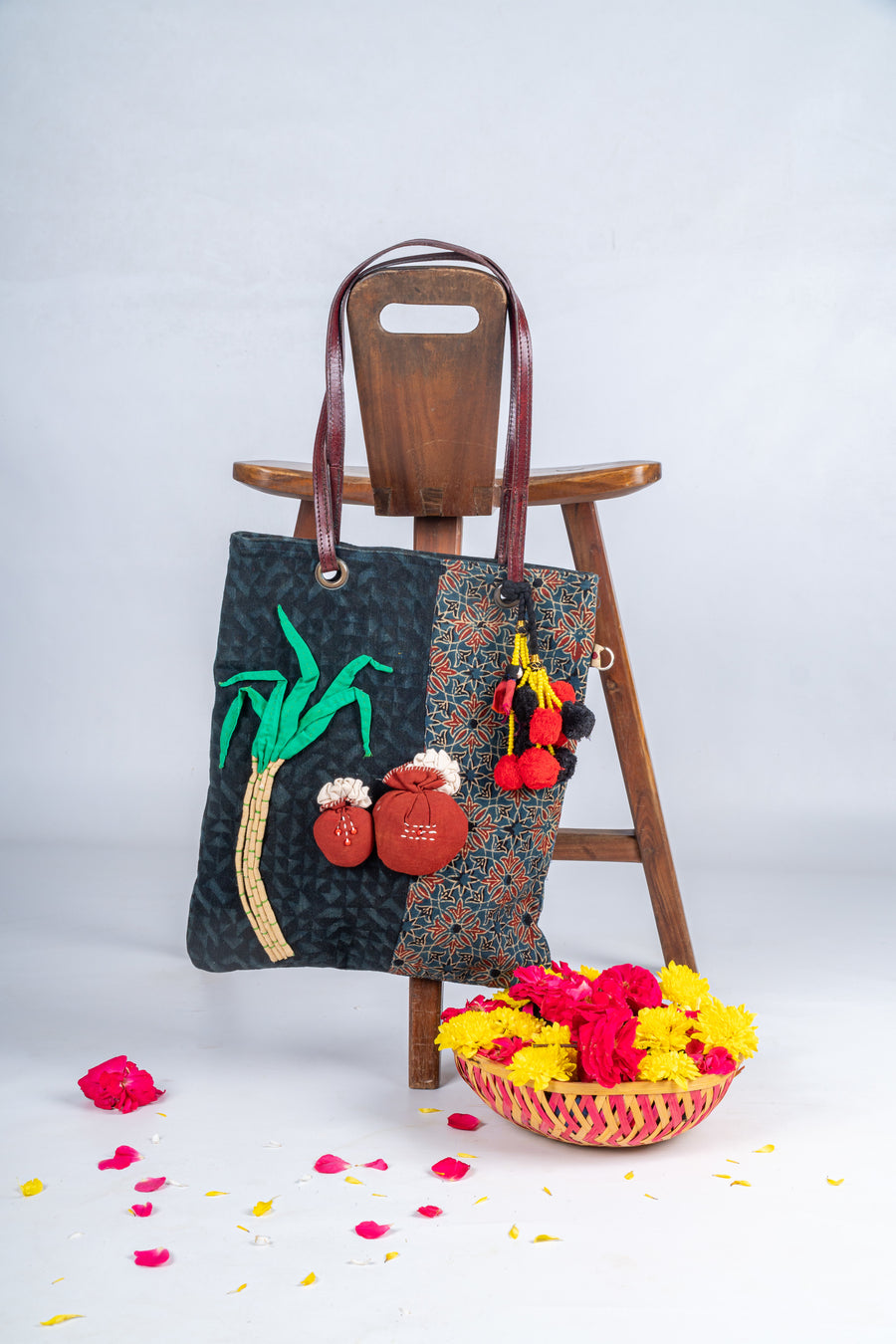 These Spring 2019 Bag Trends Are So Chic, You'll Want to Shop Them All |  Crochet purse patterns, Knitted bags, Crochet handbags